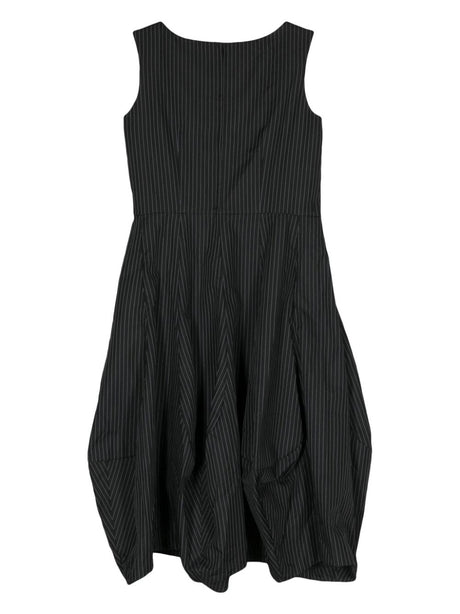 فستان أسود بقصة عنق قارب وتنورة واسعة مع خطوط بيضاء