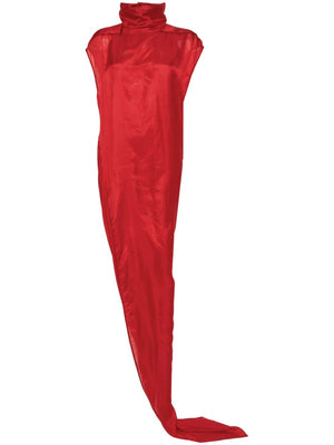 فستان ماكسي أحمر حريري بتصميم نصف شفاف وطول يصل للأرض