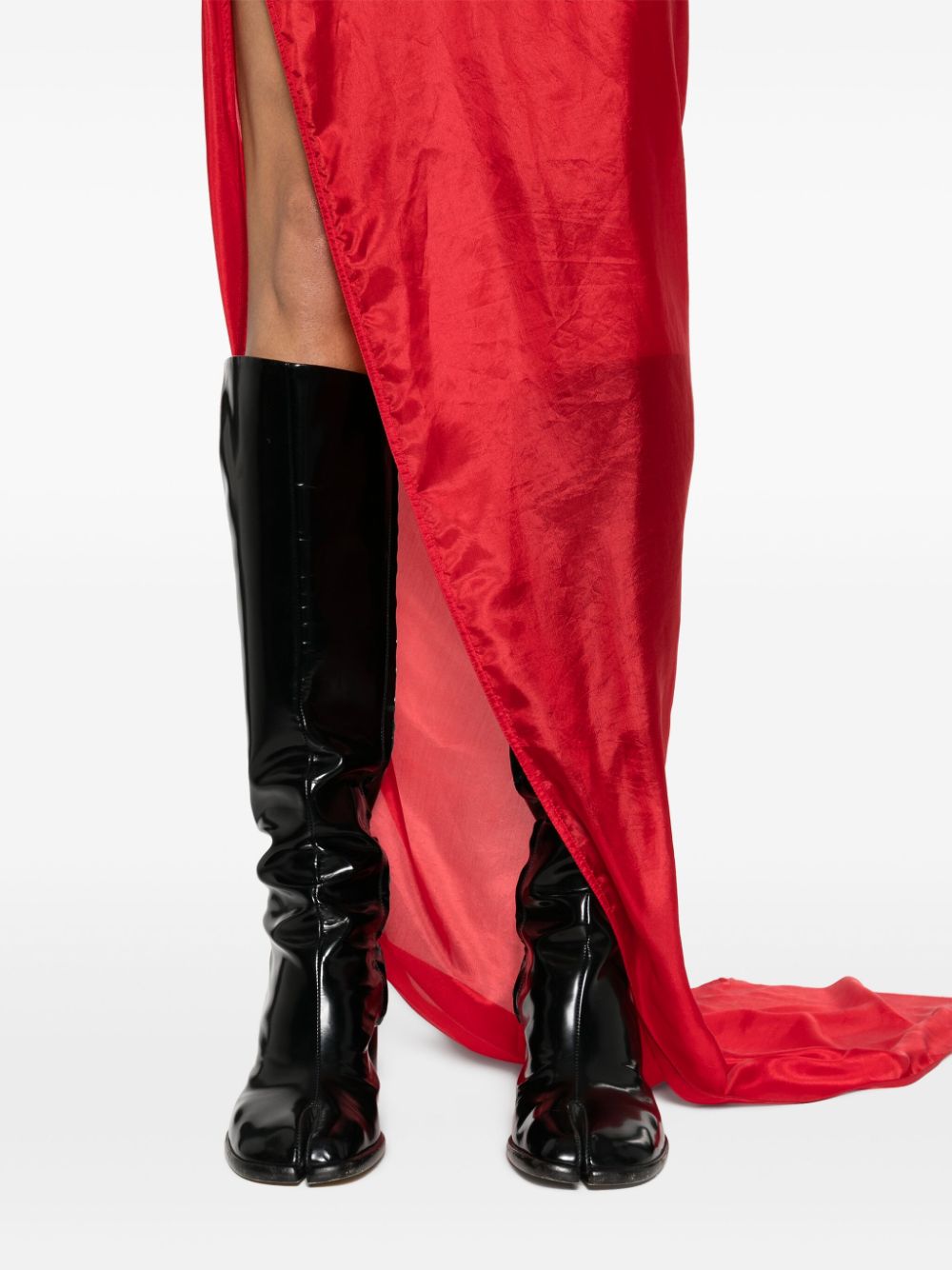 فستان ماكسي أحمر حريري بتصميم نصف شفاف وطول يصل للأرض
