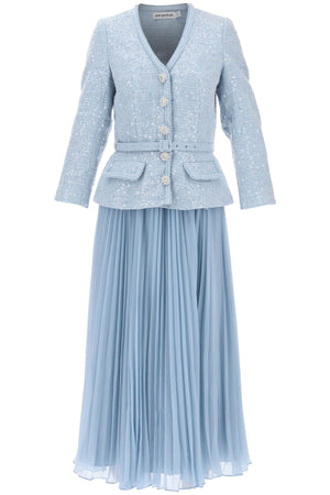 فستان ميدي بلون فاتح وتصميم مميز مع جزء علوي مطرّز بالزخارف الحريرية وحافّة مضفّرة