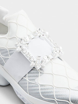 لautodesc: قلب الخامس: حذاء نسائي من الستان المتقن باللون الأبيض والفضي - مجموعة SS24