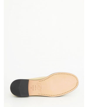 loafer หนังเงาสีทอง พร้อมหัวล็อคสี่เหลี่ยม - รองเท้าแนะนำสำหรับผู้หญิง SS23