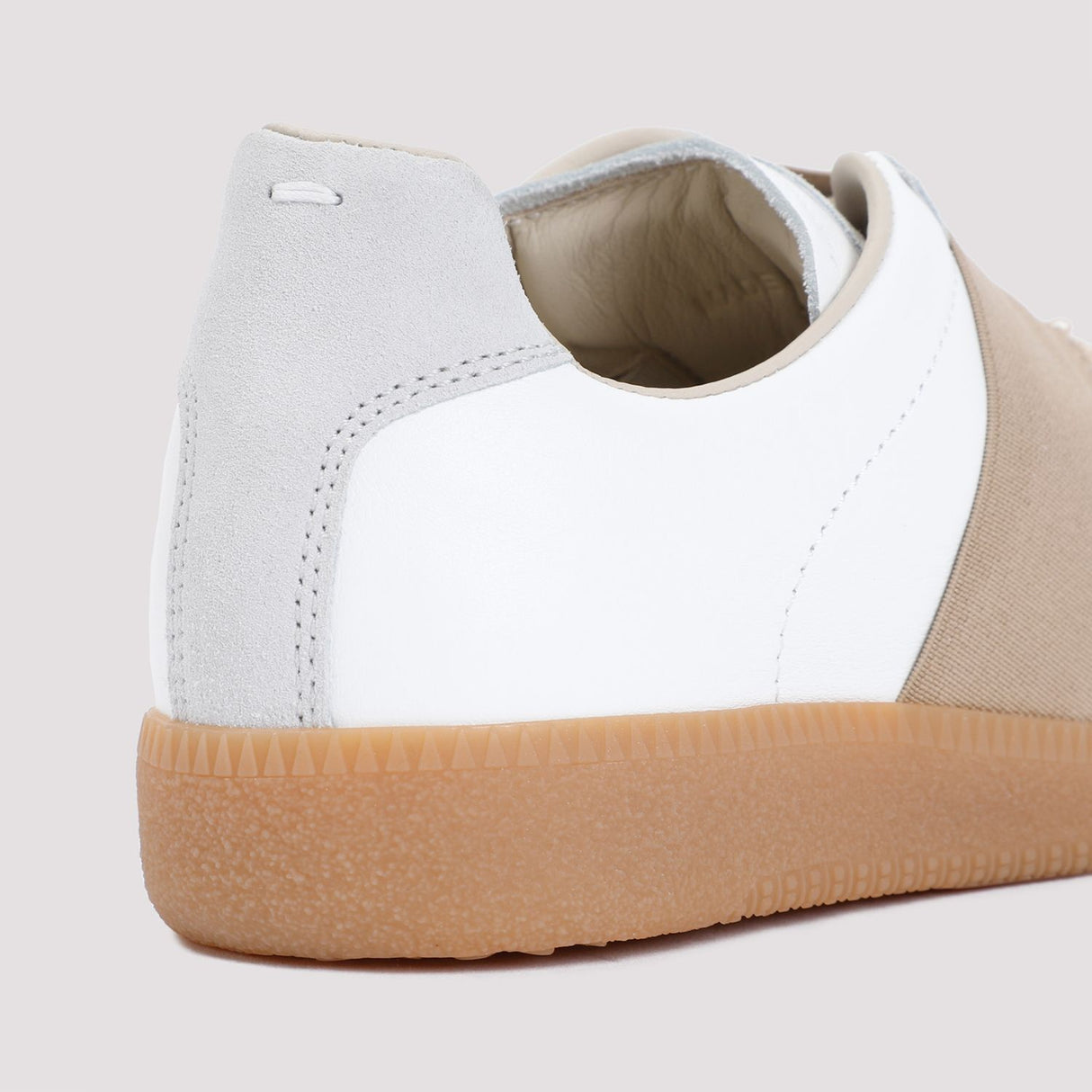 حذاء رياضي نسائي أبيض مع شريط مطاطي | مجموعة ربيع صيف 2024