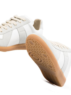 白色皮革低帮运动鞋，独特对比细节