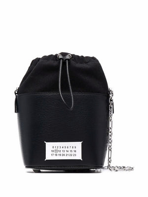 حقيبة يد سوداء صغيرة بشكل دلو للنساء من ميزون مارجييلا SS24