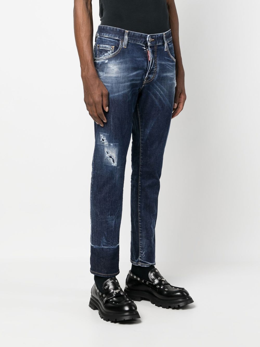 سروال جينز بقصة ضيقة باللون الأسود وشعار العلامة التجارية اللامعة