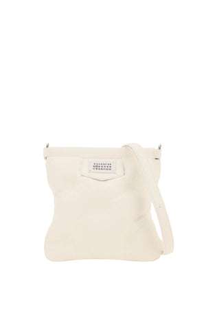 حقيبة كتف أبيضة مربعة للرجال بشعارها الأيقوني من ميزون مارجيلا