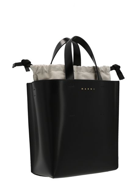 經典黑色皮革手提包 (Sleek Black Leather Tote for Women)