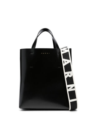 حقيبة تسوق فرو سوداء مع حزام شعار للنساء