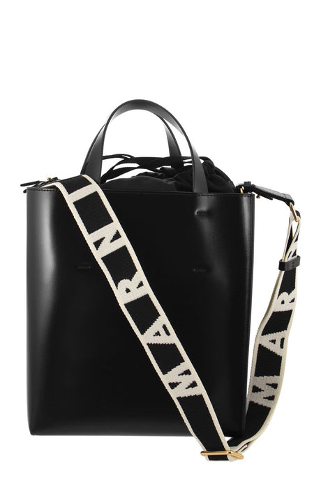 Túi xách tay nhỏ bằng da đen với đóng dây rút và logo chữ phía trước