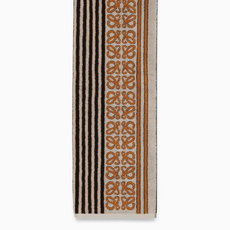 S PAULAS IBIZA Capsule 原創棕色條紋帆布浴巾，內附對比色的反複寫「ANAGRAM」商標邊飾