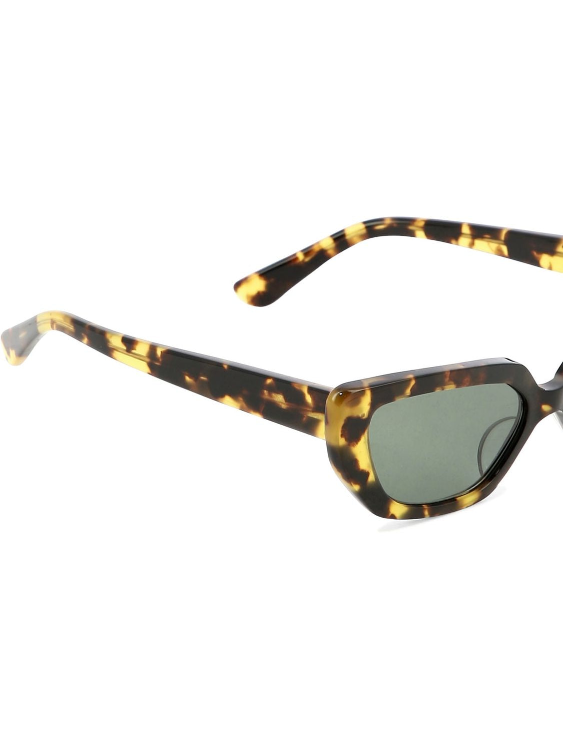 أنيق وجريء: نظارات شمس بنيّة اللون بتصميم العين القطّية للرجال