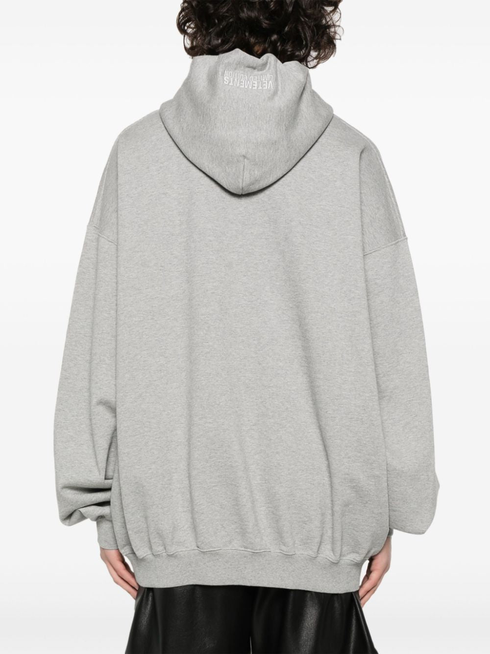 Áo hoodie lông cừu màu xám nhạt với hình thêu logo và lớp lót len Pháp