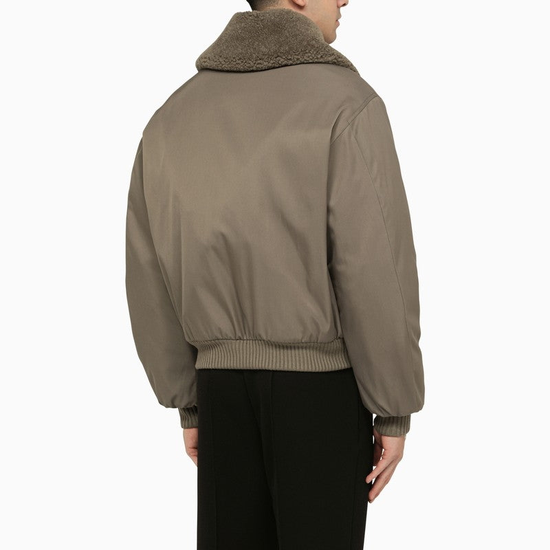 Áo khoác bom FW23 nam màu nâu đất - Cổ da cừu, khóa kéo và nhiều túi