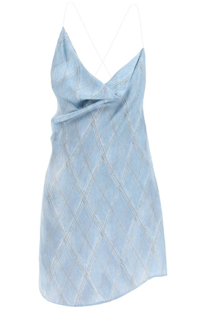 فستان قصير بلون ساتان أزرق مع طبعة جينز وتفاصيل متدلية