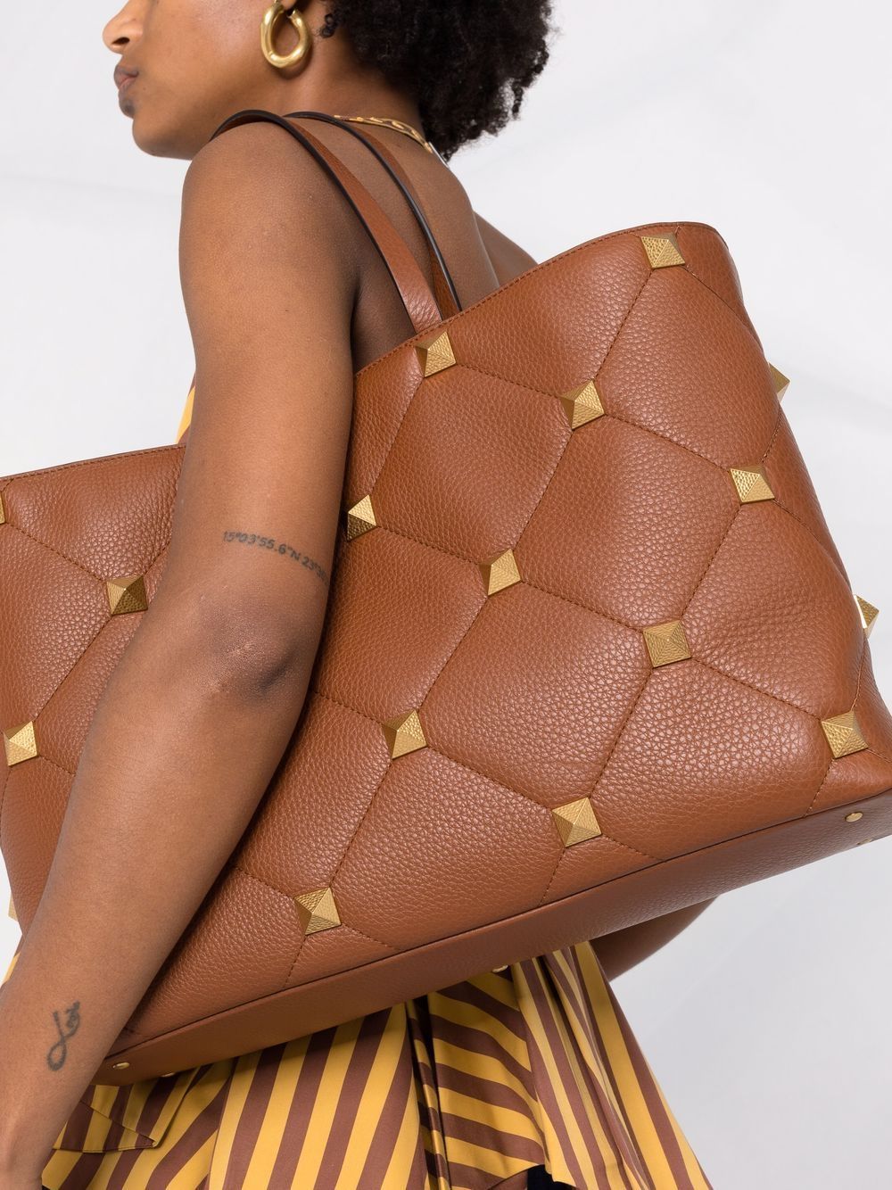 Túi xách tay đa năng sang trọng dành cho phụ nữ từ bộ sưu tập SELLERIA của Valentino Garavani - SS22