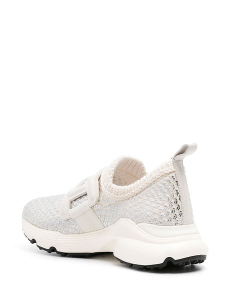 حذاء سنيكرز نساؽي أبيض من نسيج فني مع شارة سلسلة