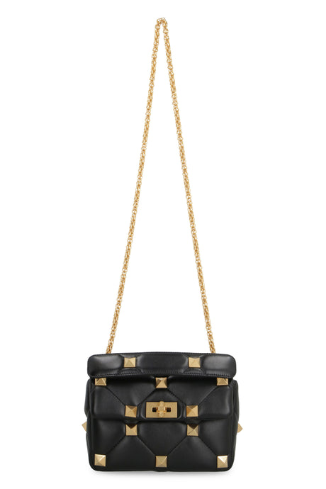 حقيبة يد نسائية جلدية سوداء مبطنة بمسامير ذهبية وسلسلة