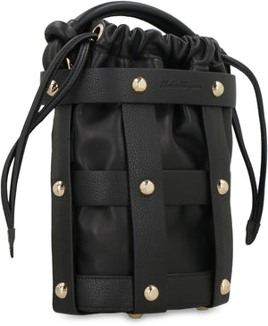 حقيبة بأسلوب الجاموس الأسود المصنوعة من جلد نسائي ومزينة بدبابيس ذهبية وإغلاق برباط